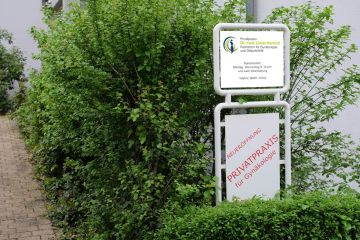 Praxiseingang der Frauenarztpraxis Dr. Linda Henrich in Weinheim